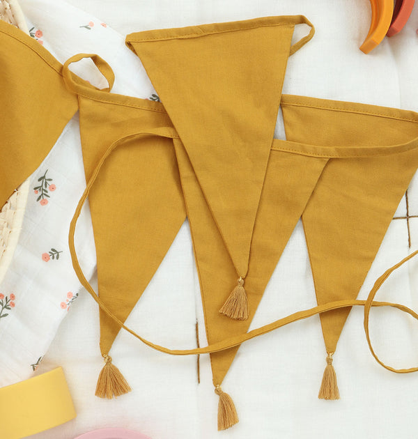 Guirlande décorative en coton - Ocre jaune – vue 2 – A Little Lovely Company