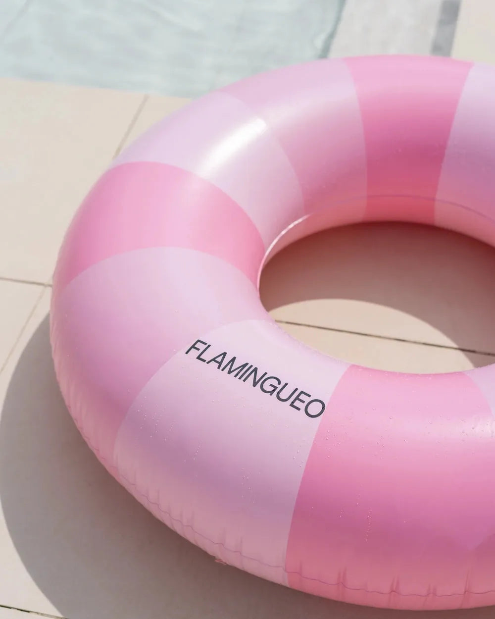 Donut pool float – CELIA
