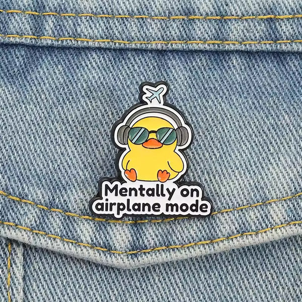 Photo produit - Pin’s Canard « Mentally on Airplane Mode »