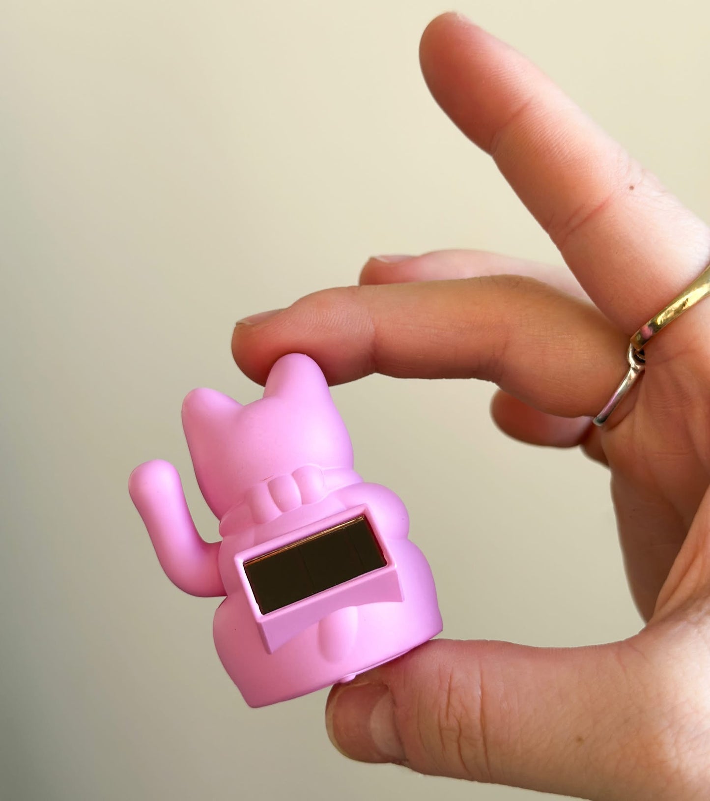 Mini Chat Chanceux Solaire Rose Chaud “Kiro”