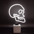 Lampada al neon a forma di teschio