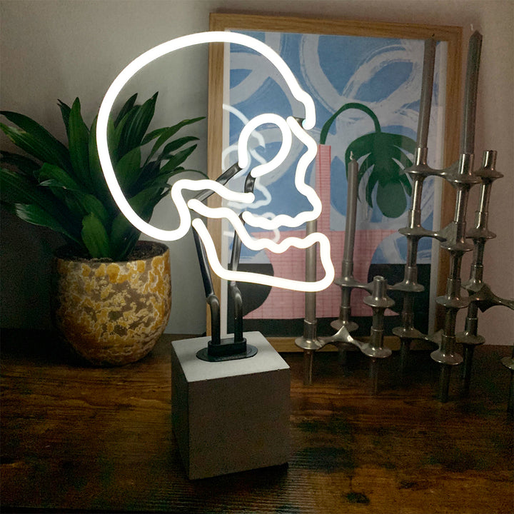 Lampada al neon a forma di teschio