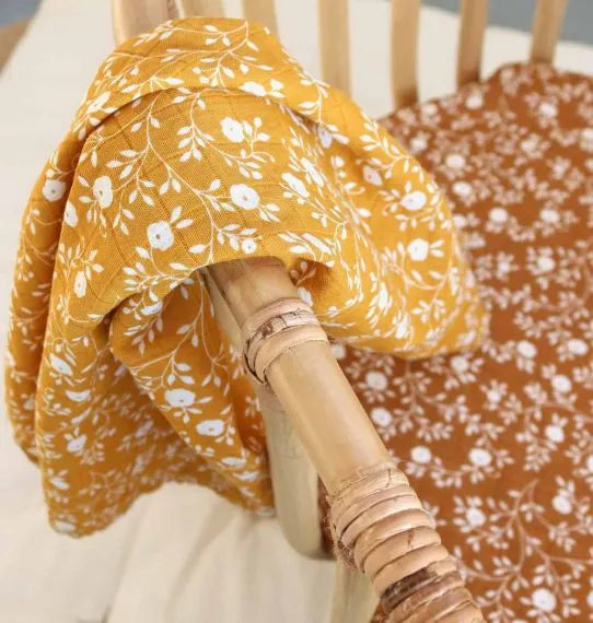 Lot de 2 langes en coton bio - Fleurs Caramel – vue 2 – A Little Lovely Company