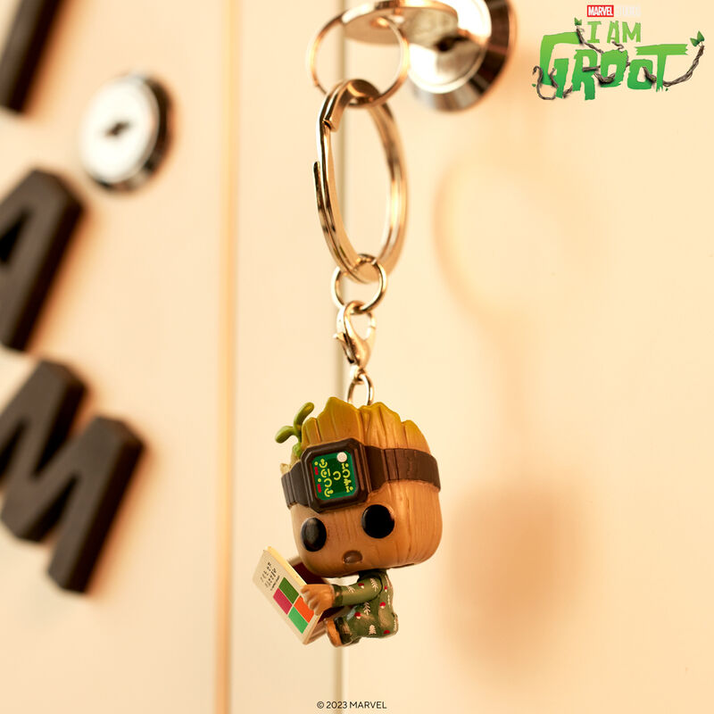 pop keychain groot en pyjama avec un livre