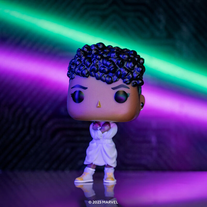 Pop! Shuri con una felpa bianca