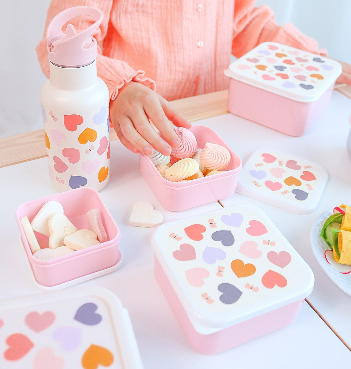 Lot de 4 boîtes repas et goûter - Cœurs – vue 2 – A Little Lovely Company