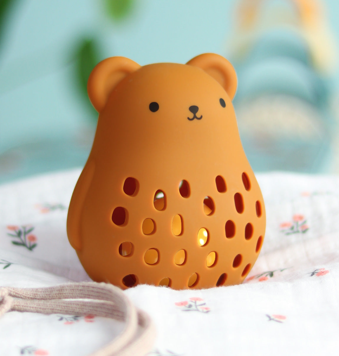 Hochet en silicone - Ours – vue 5 – A Little Lovely Company