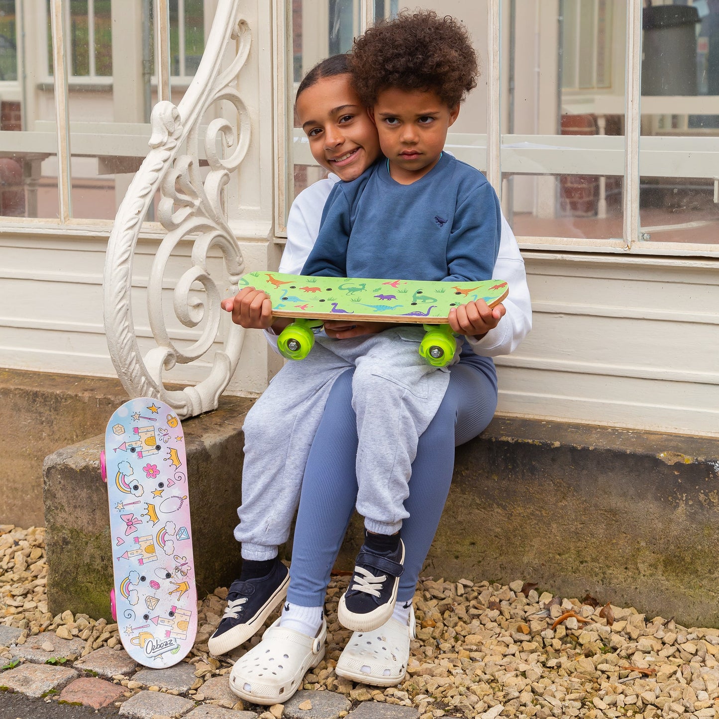 DINOSAUR SKATEBOARD WITH FLASHING WHEELS 17 INCHES