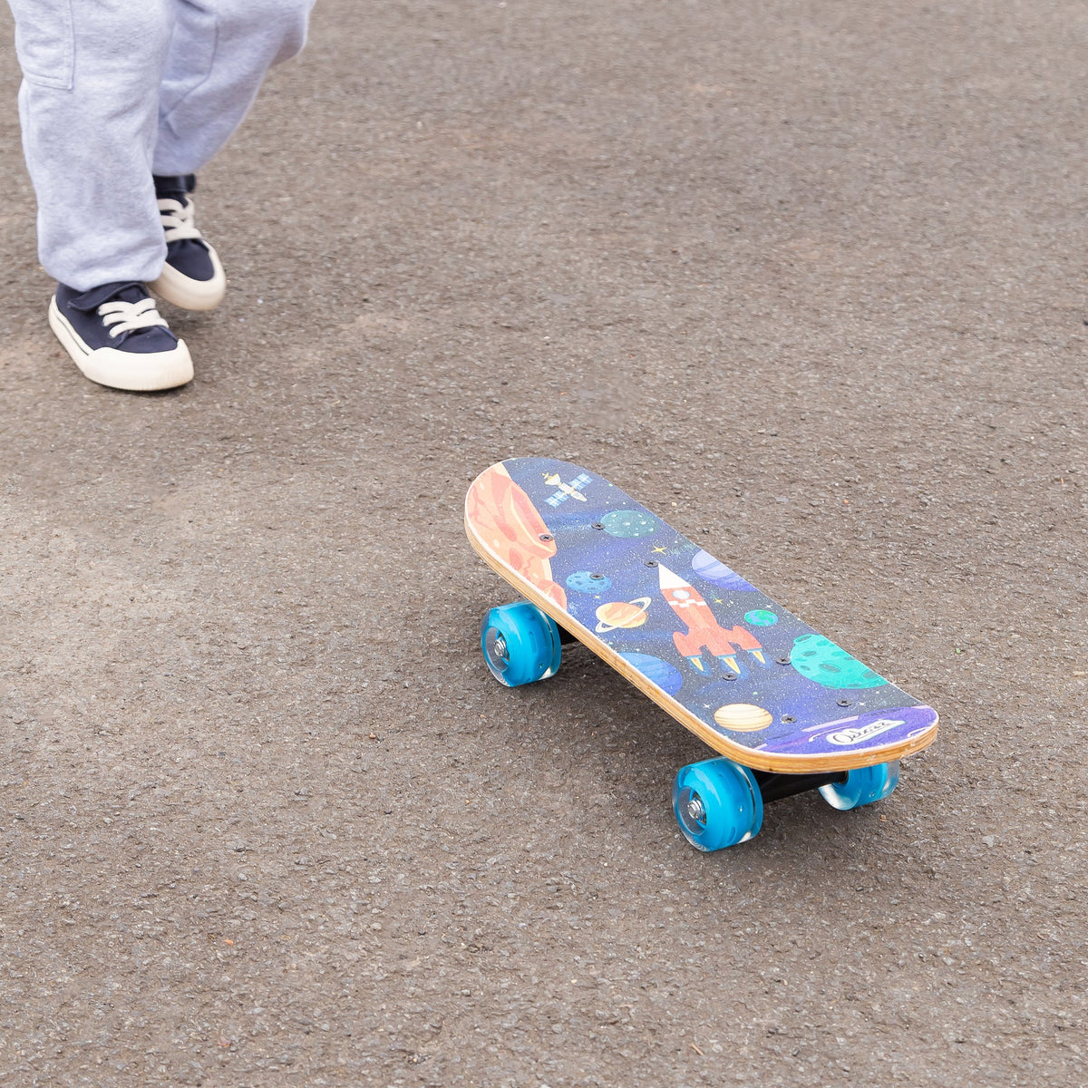 SKATEBOARD SPACE AVEC ROUES CLIGNOTANTES 17 POUCES