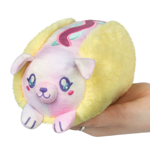Peluche Snacker – Tie-Dye Teckel Hot-Dog S1E1
