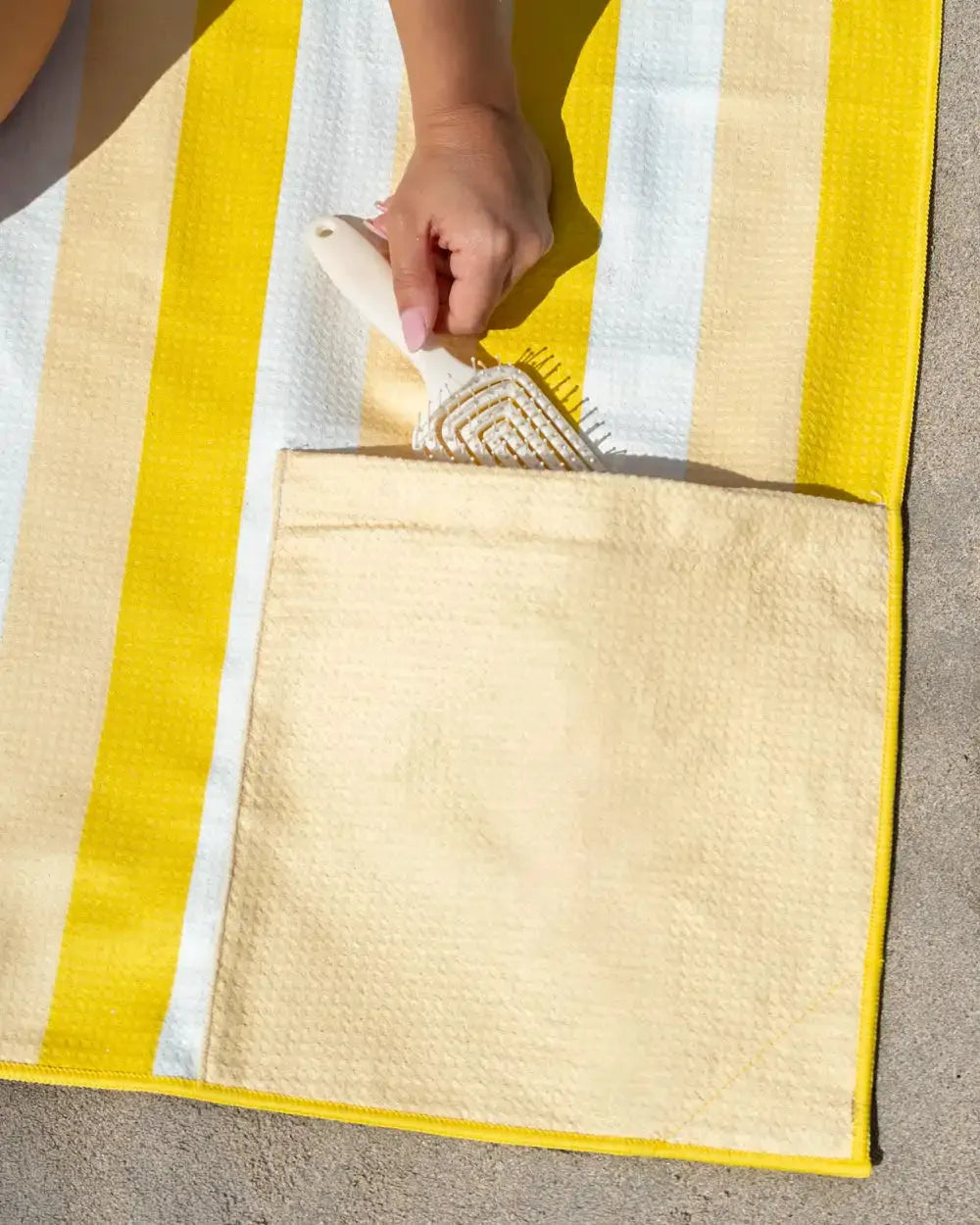 Microfiber beach towel with magnets – AURA