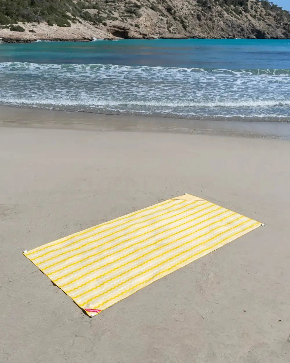 Microfiber beach towel with magnets – AURA