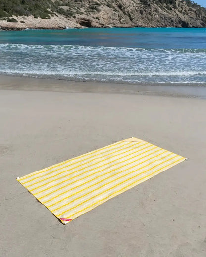 Microfiber beach towel with magnets – AURA