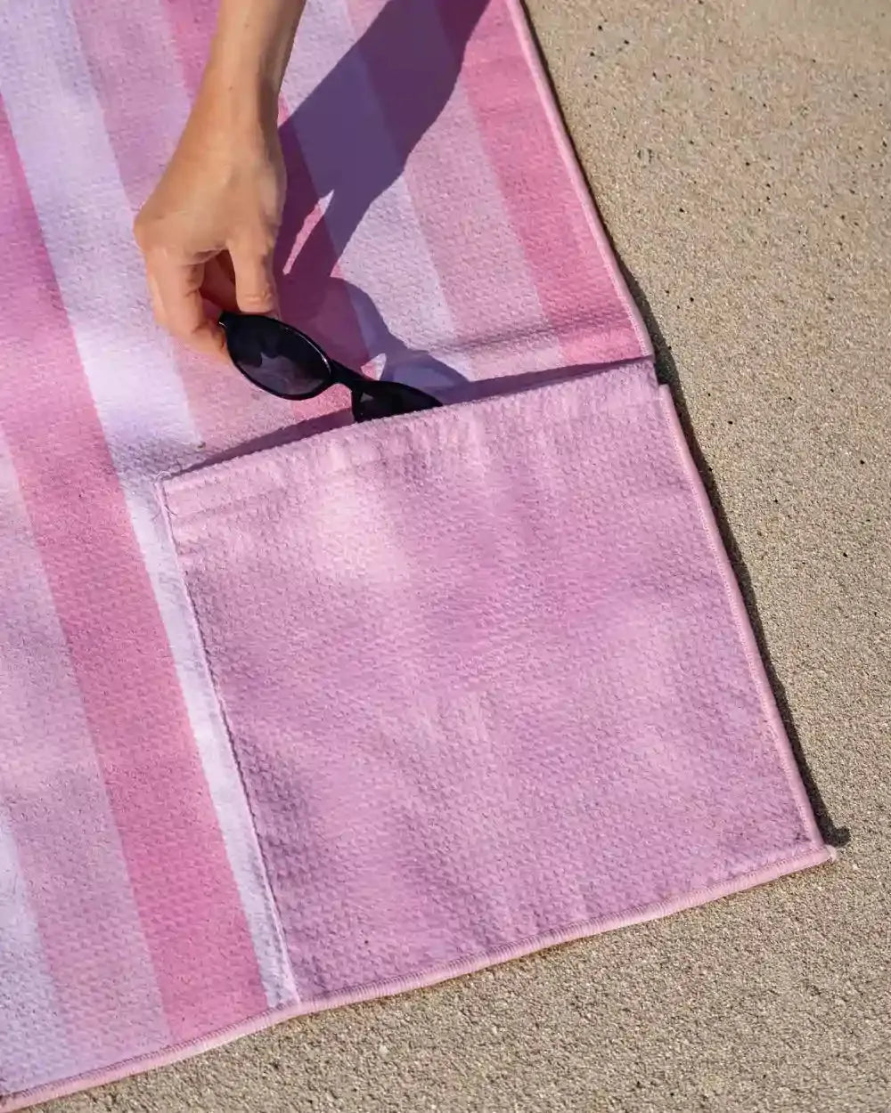 Microfiber beach towel with magnets – AURA