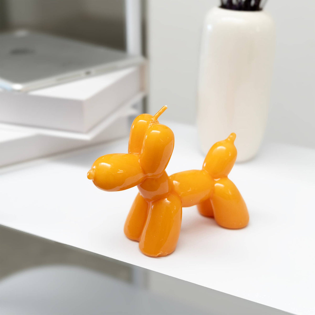 Candela a forma di cane con palloncino arancione