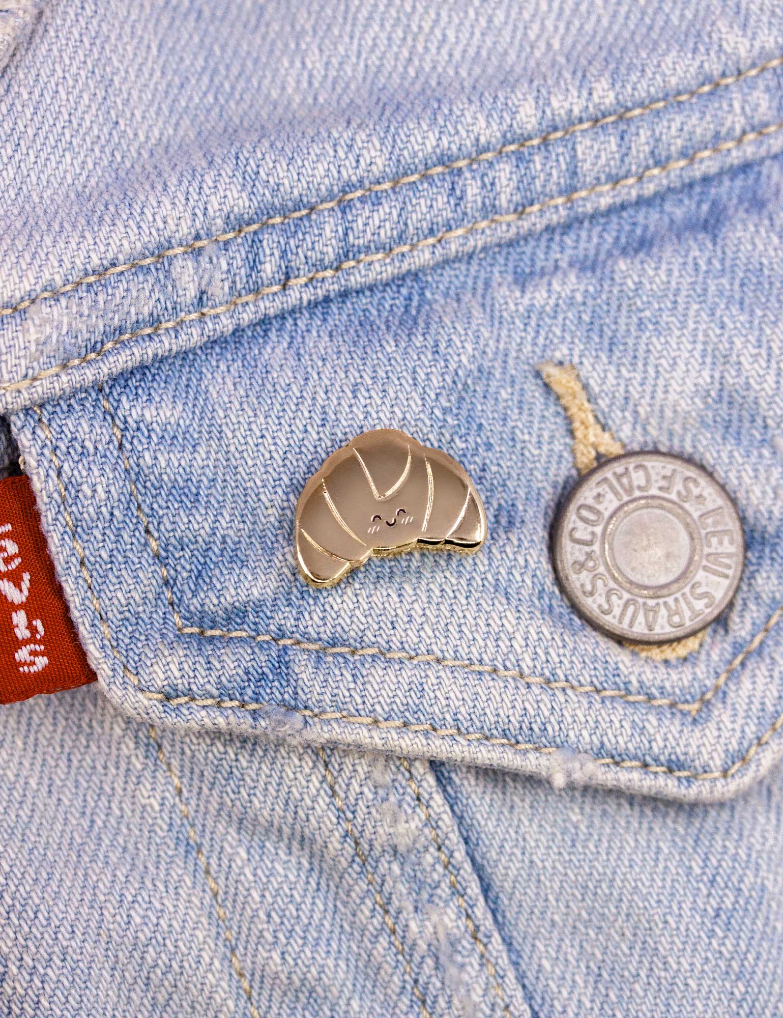 Mini – croissant au beurre français épinglette en émail doré | Joanna Behar – vue 2