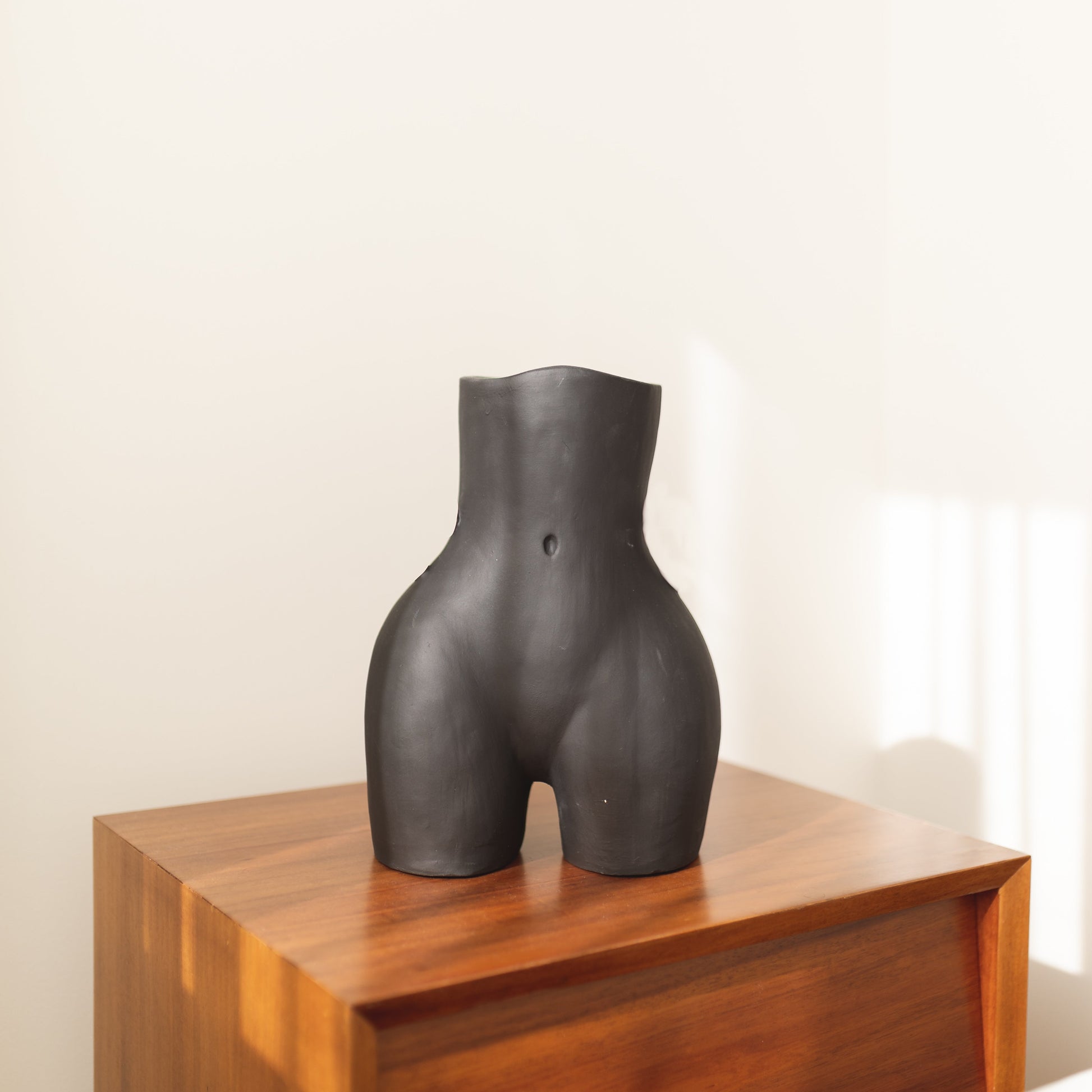 Vase sculptural Nude en céramique – Oito.Atelier – vue 5