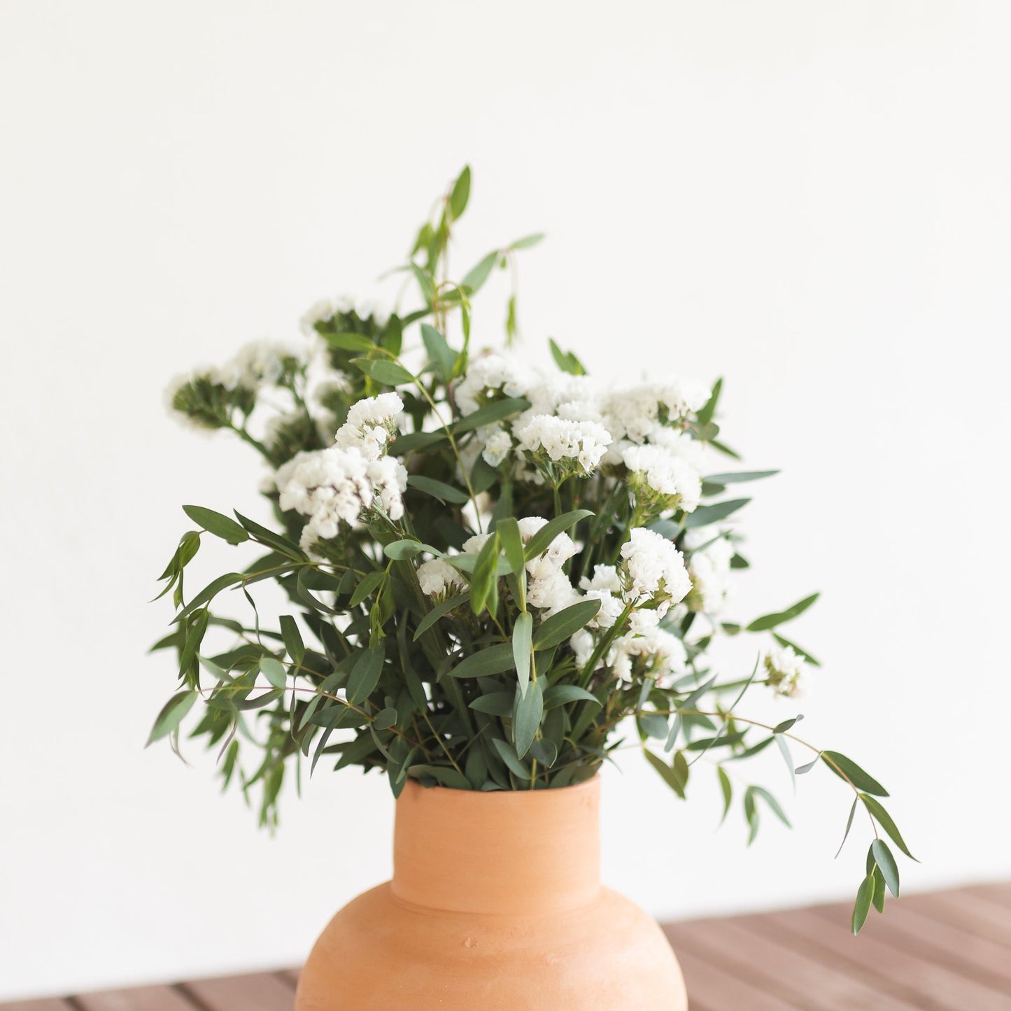 Composition de fleurs blanches – Oito.Atelier