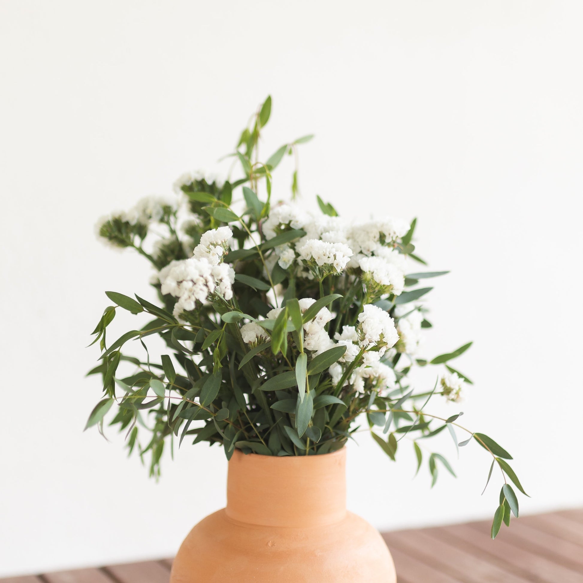 Composition de fleurs blanches – Oito.Atelier