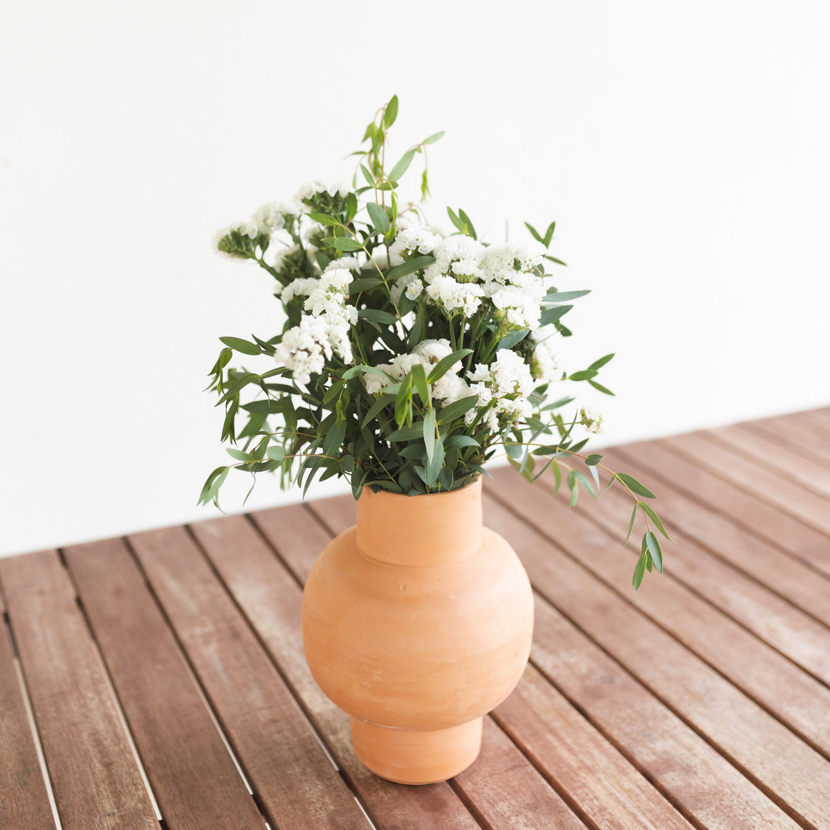 Composition de fleurs blanches