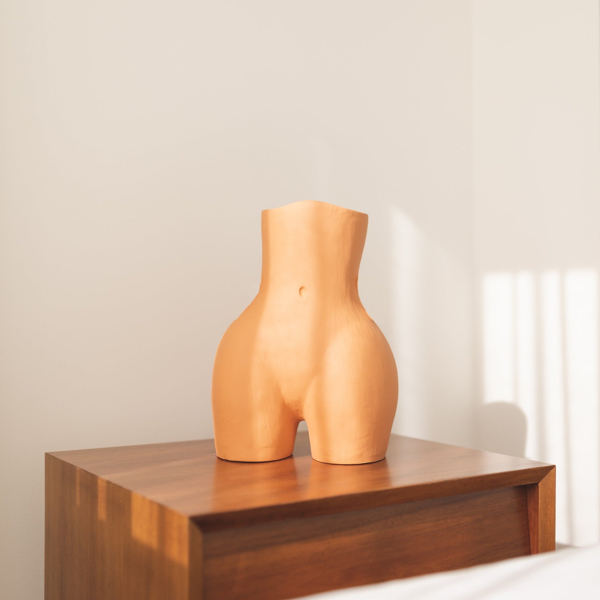Vase sculptural Nude en céramique – Oito.Atelier – vue 6