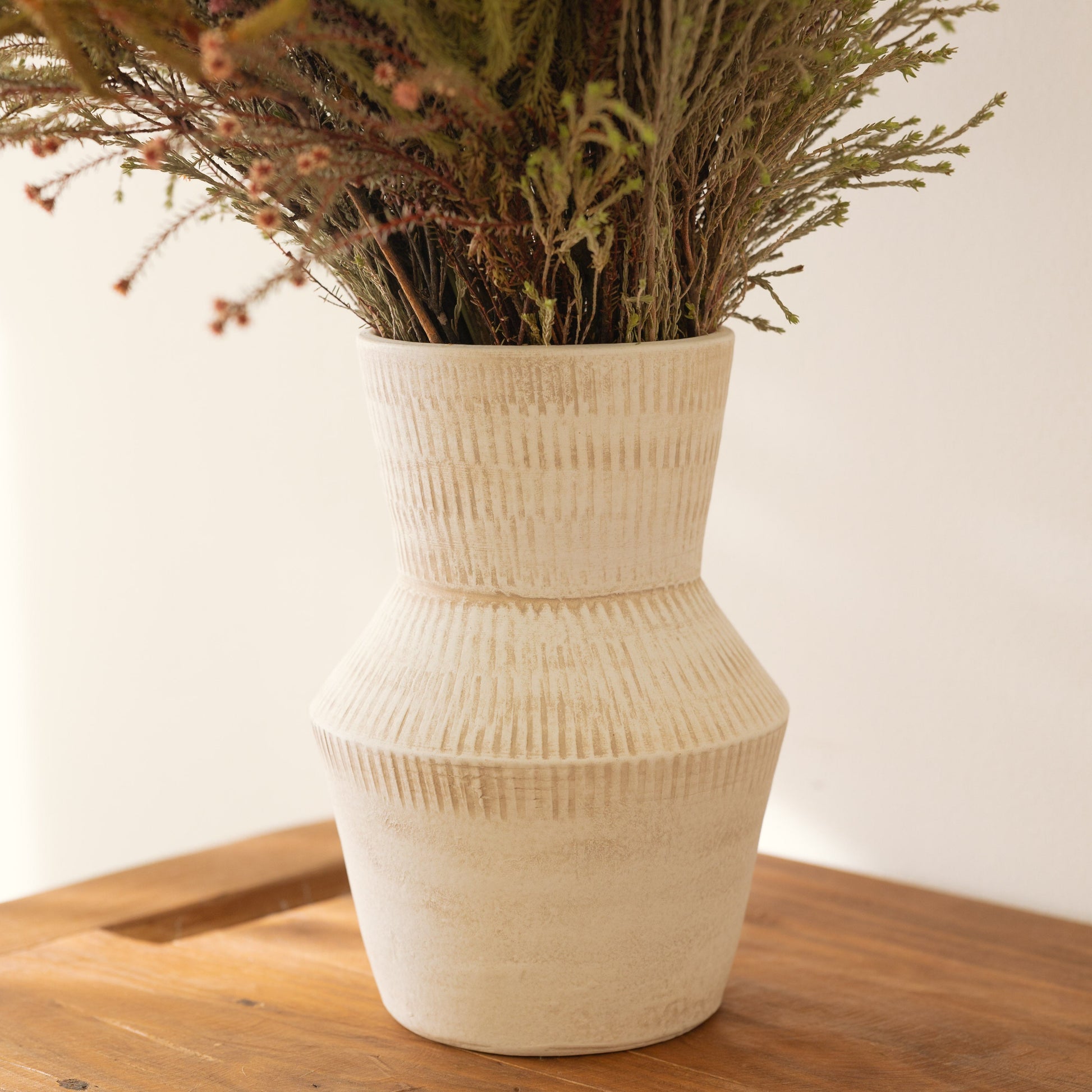 Vase décoratif Puglia en céramique – Oito.Atelier – vue 2
