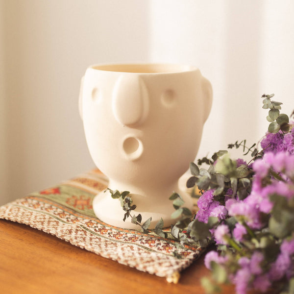 Vase visage surpris en céramique – Oito.Atelier – vue 2