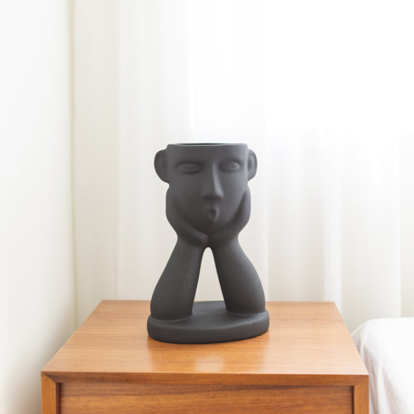 Vase visage à deux mains en céramique – Oito.Atelier
