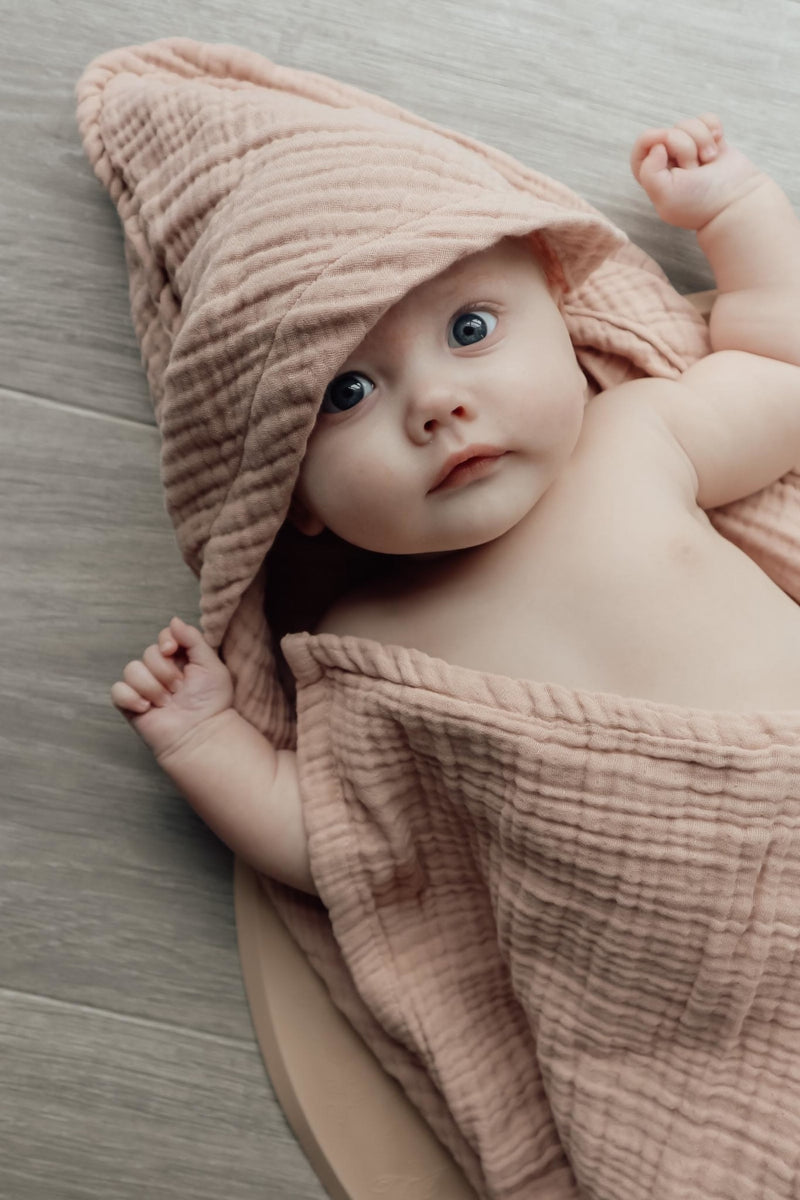Baby-Kapuzenbadetuch aus Bio-Musselin – Puder