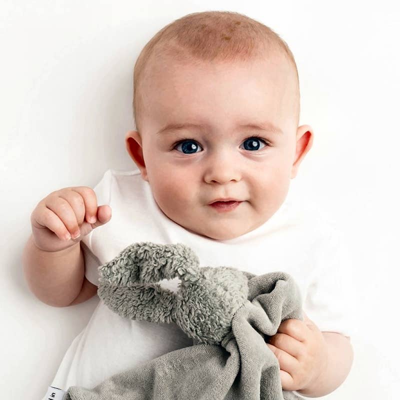 Peluche di coniglio grigio biologico