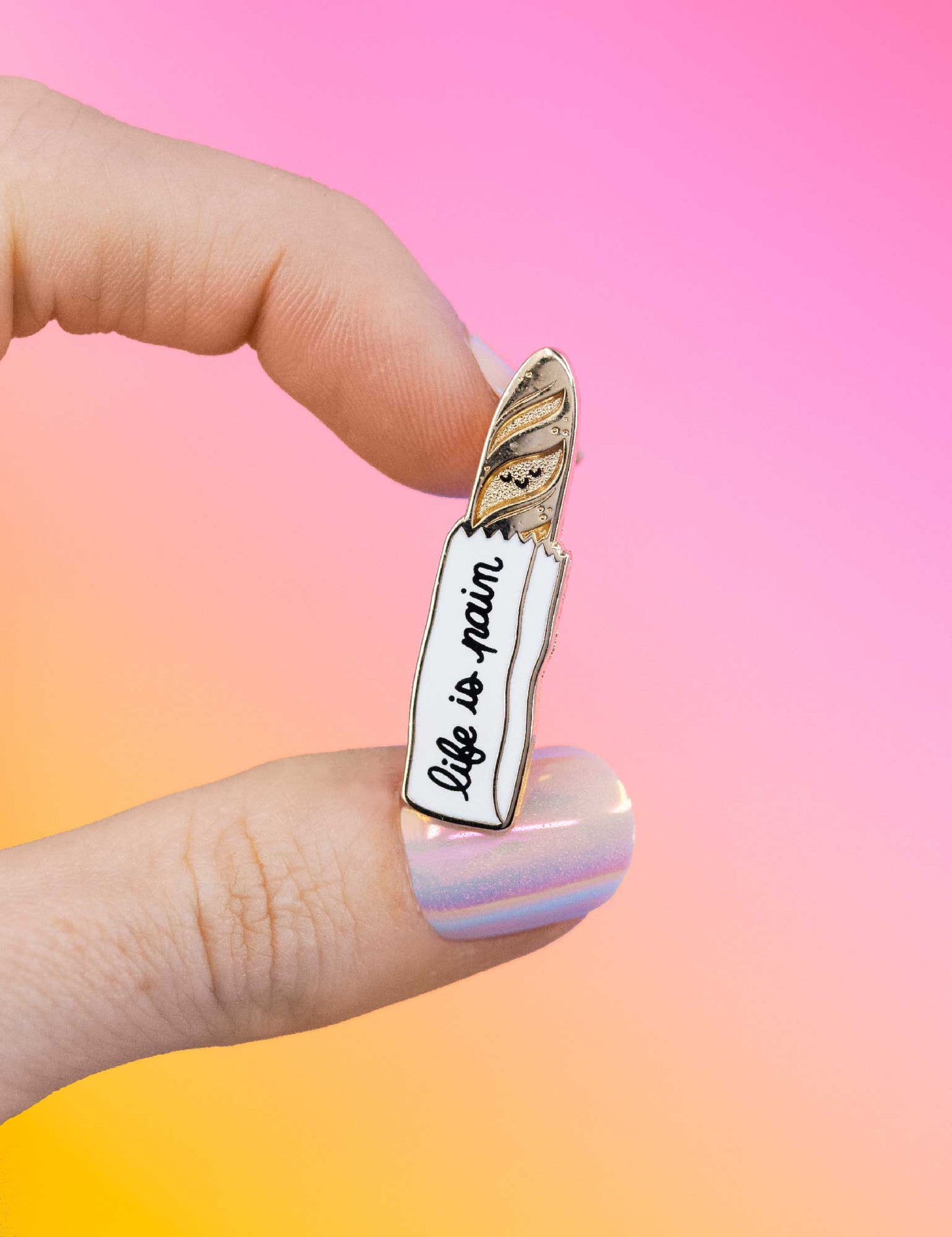 Épinglette – en émail « Life is Pain » design soigné | Joanna Behar – vue 1