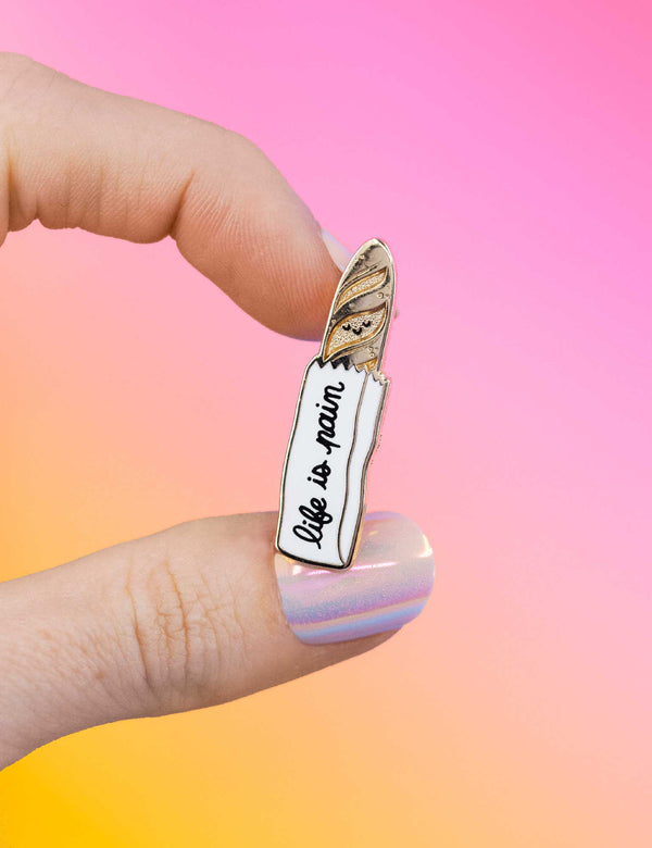 Épinglette – en émail « Life is Pain » design soigné | Joanna Behar – vue 1