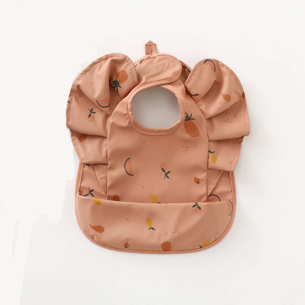 Waterproof ruffled bib – Dusty pink with fruit