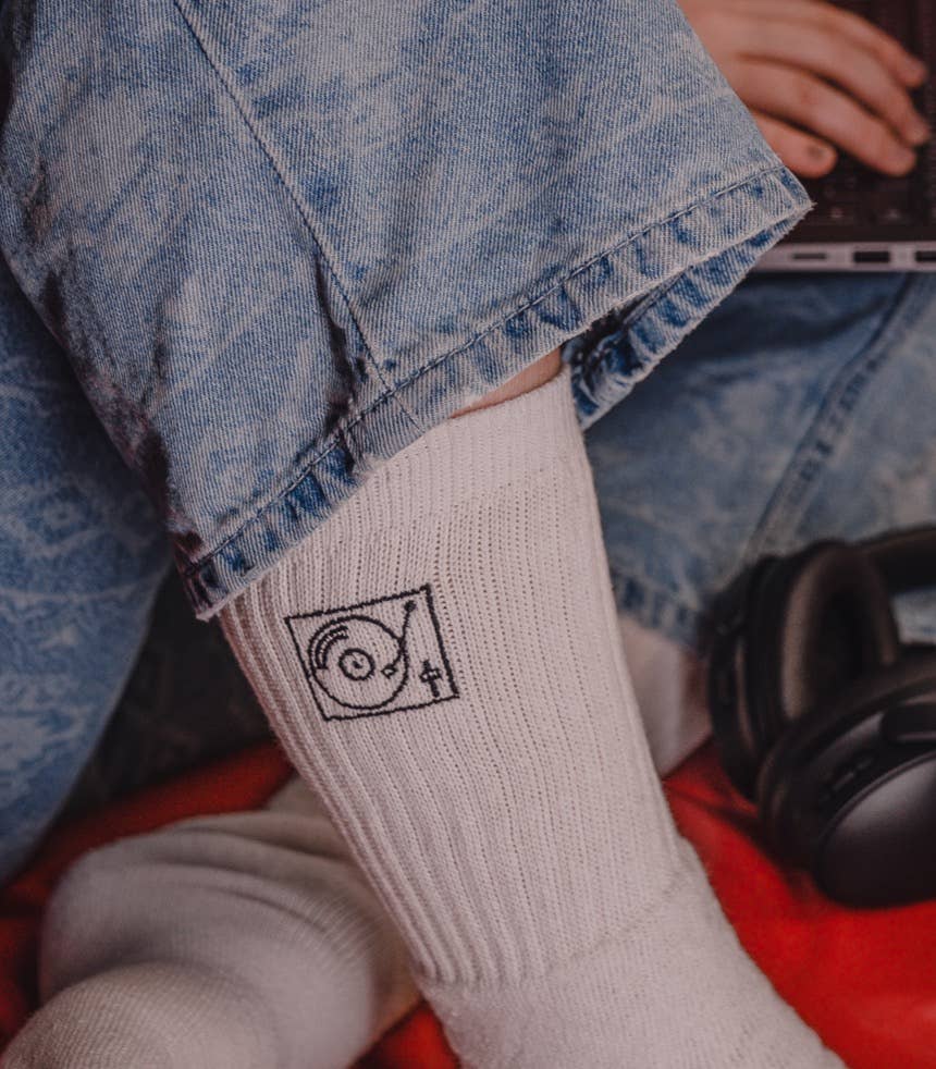 Chaussettes platine vinyle Charles brodées main