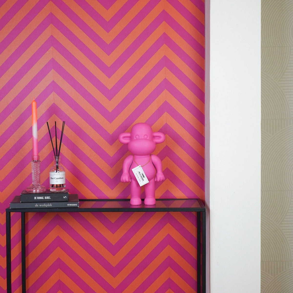 Ornamento - Figurina di scimmia 'The Legend' - Poliresina - Rosa - 20,5x13,5x35cm