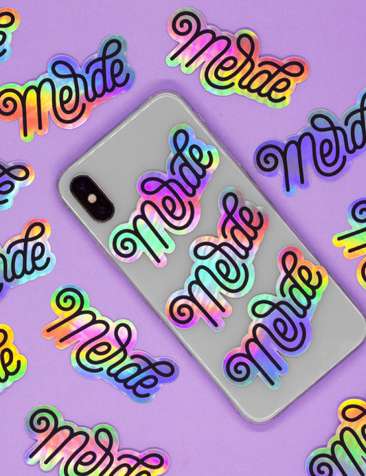 Autocollant – LETTRAGE HOLOGRAPHIQUE ARC-EN-CIEL FRANÇAIS Merde | Joanna Behar – vue 1