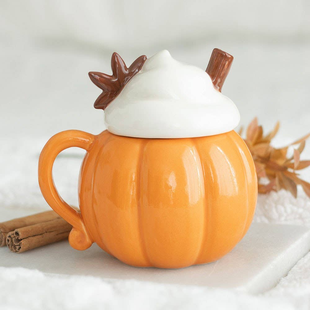 Tasse d'automne crème citrouille avec couvercle