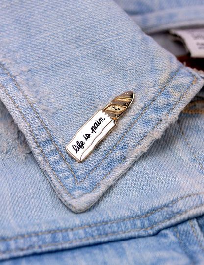 Épinglette – en émail « Life is Pain » design soigné | Joanna Behar – vue 3