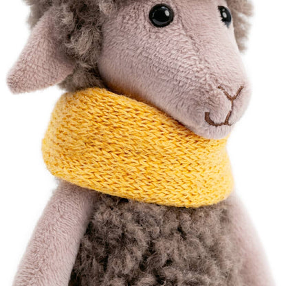 Bibi la brebis avec un bonnet jaune de 16 cm