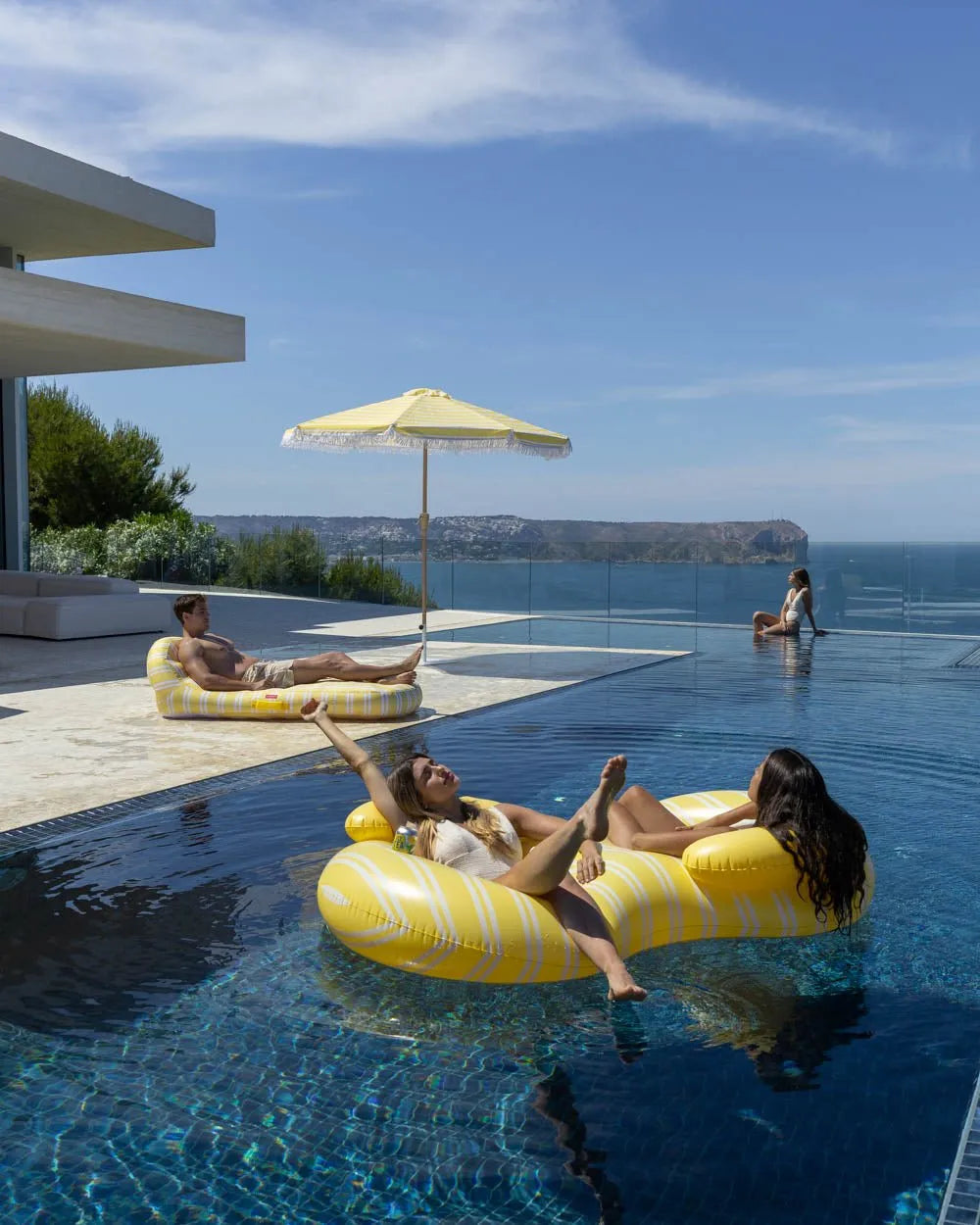 Double yellow donut float - LISBON