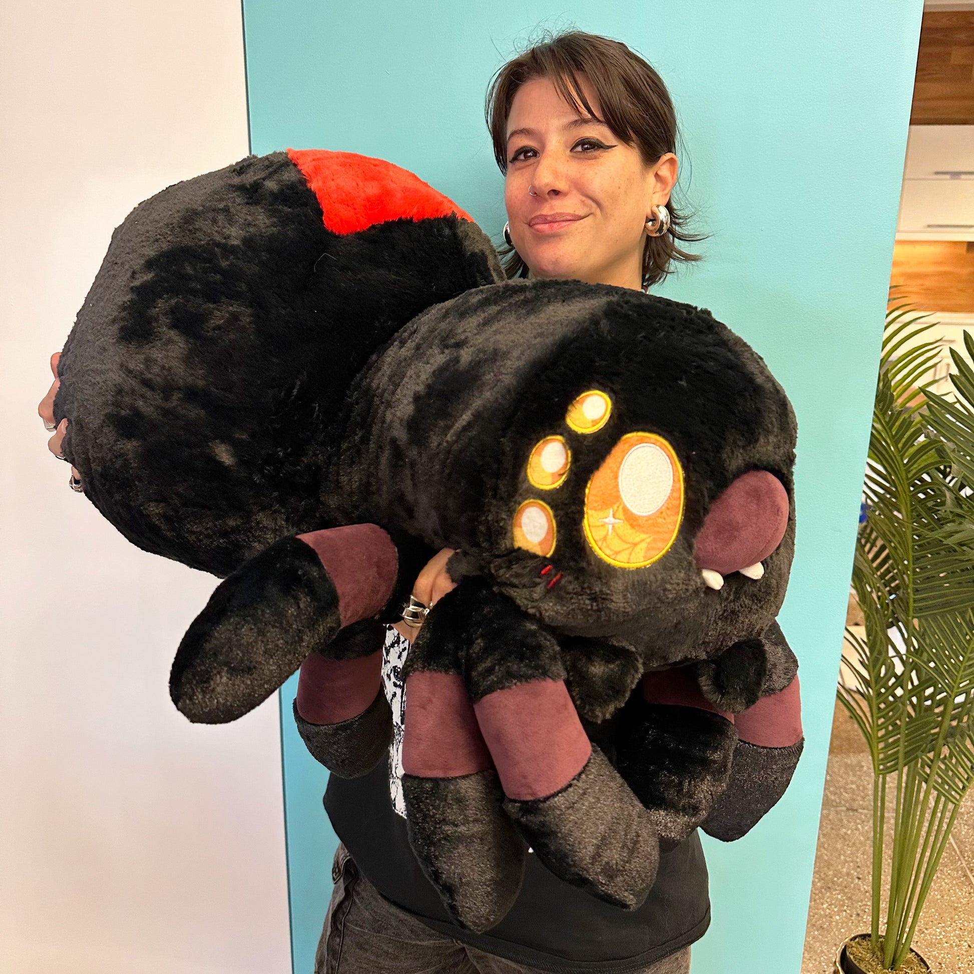 Peluche Mega Squishable – Veuve Noire