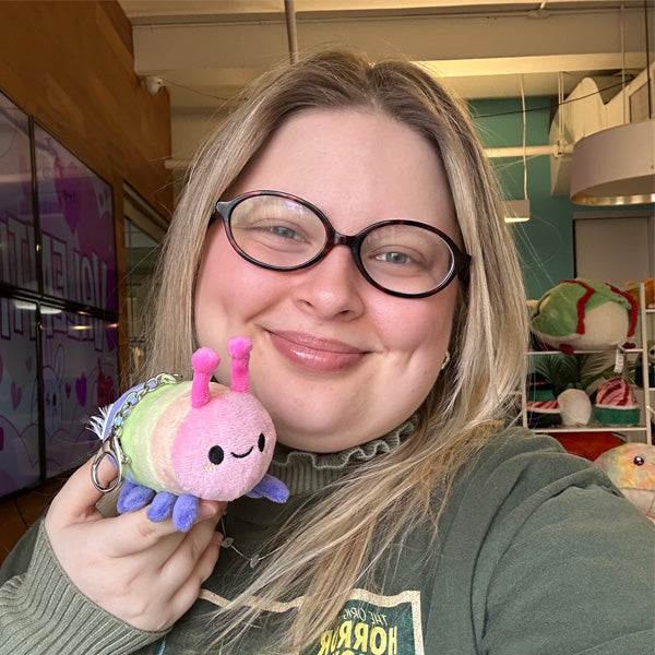 Peluche Micro Squishable – Chenille Arc-en-Ciel