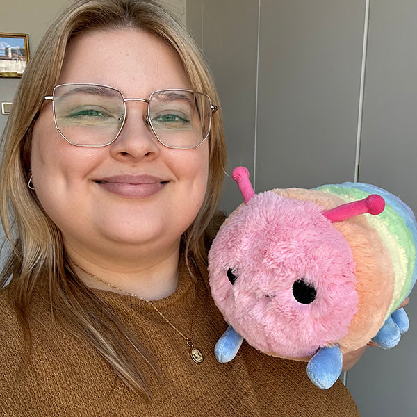 Peluche Mini Squishable – Chenille Arc-en-Ciel