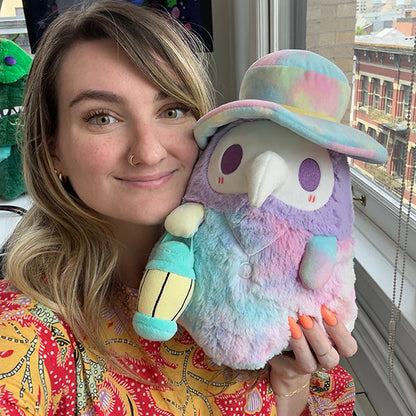 Peluche Mini Squishable – Docteur de la Peste Tie-Dye
