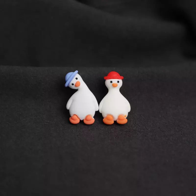 Weiße-Ente-Ansteckpin mit blauem Hut – Canard de Bain