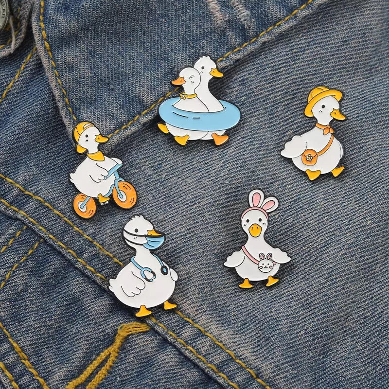 Pin's Canard Blanc Ecolière – visuel produit