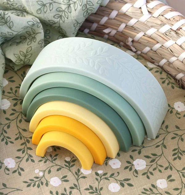 Arc-en-ciel à empiler en silicone - Sauge – vue 2 – A Little Lovely Company