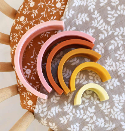 Arc-en-ciel à empiler en silicone - Coucher de soleil – vue 4 – A Little Lovely Company