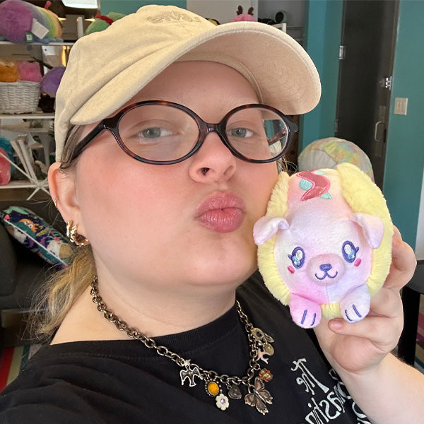 Peluche Snacker – Tie-Dye Teckel Hot-Dog S1E1