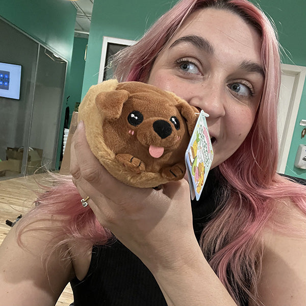 Peluche Snacker Squishable – Teckel Hot-Dog